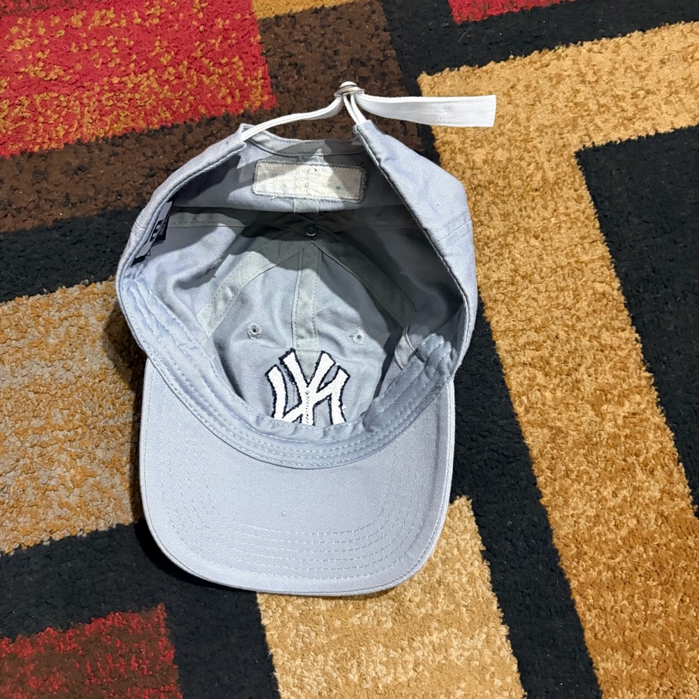 Light Bluish Grey New York Yankees Adjustable Cap - Picture 4 of 5